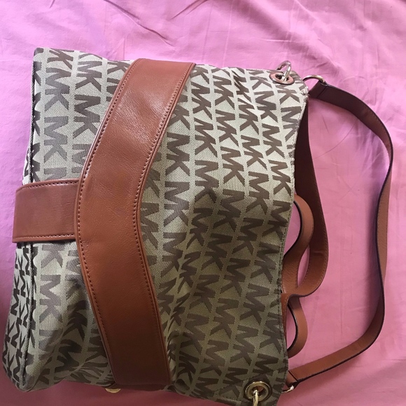 Michael Kors Large Logo Tote - Picture 2 of 3